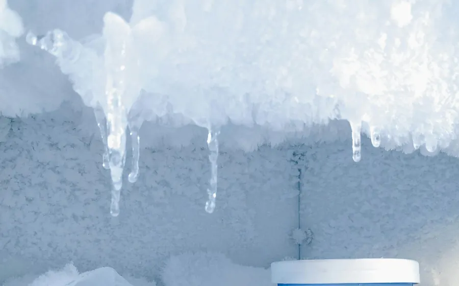 Congelador cubierto de escarcha y carámbanos de hielo