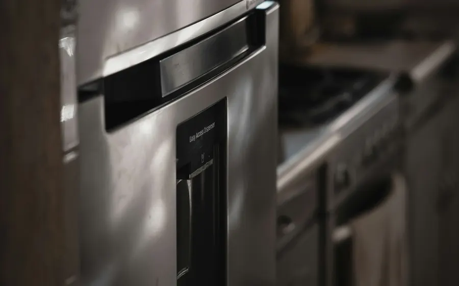 Detalle de un refrigerador de acero en una cocina